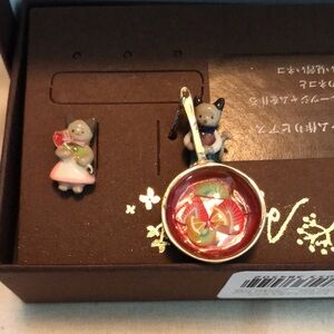 Chinese Brand Syatorie kitten hi low earrings BNT